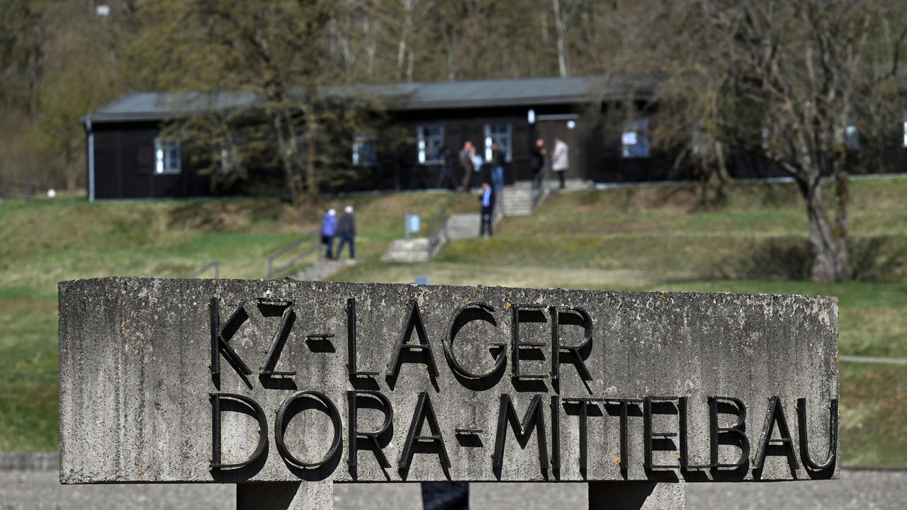 Blick auf die Gedenkstätte des ehemaligen Konzentrationslagers Mittelbau-Dora in der Nähe von Nordhausen. Im Hintergrund sind Besucher. 