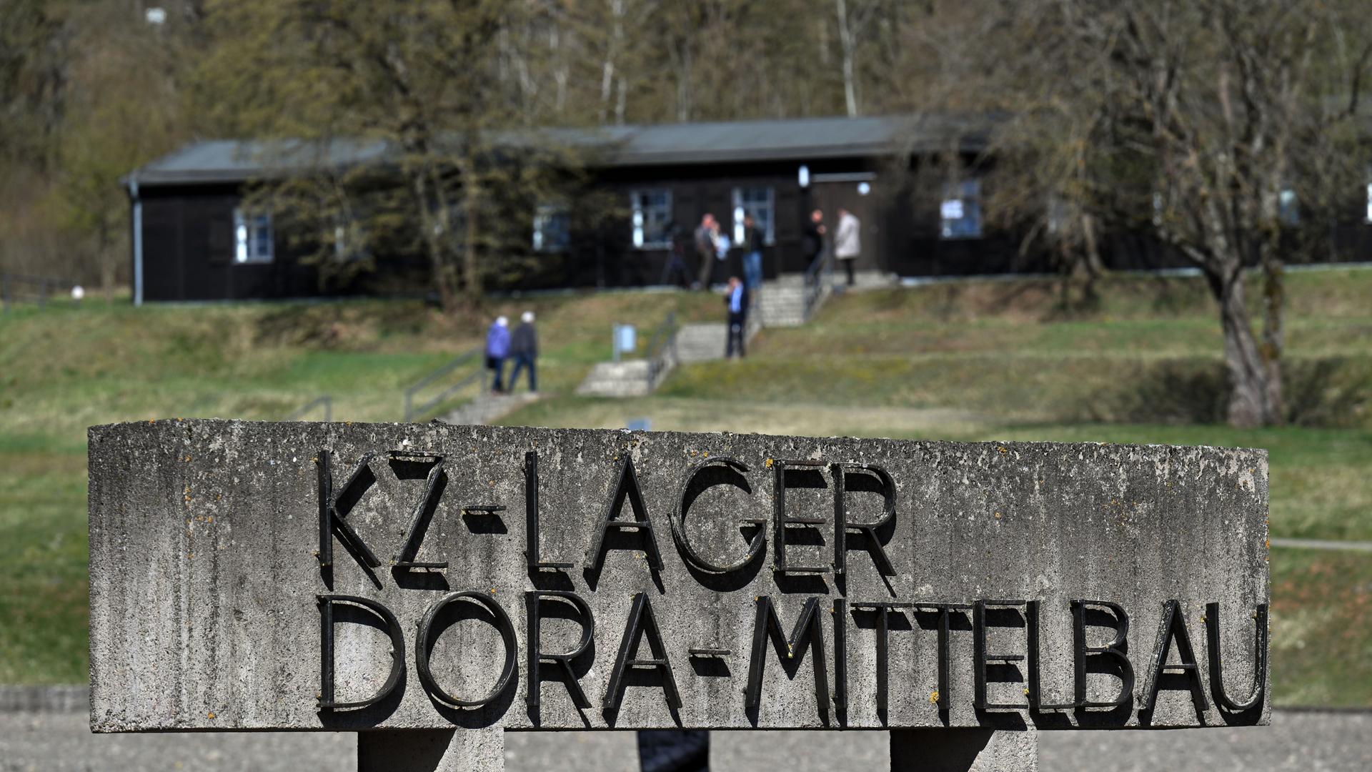 Blick auf die Gedenkstätte des ehemaligen Konzentrationslagers Mittelbau-Dora in der Nähe von Nordhausen. Im Hintergrund sind Besucher. 