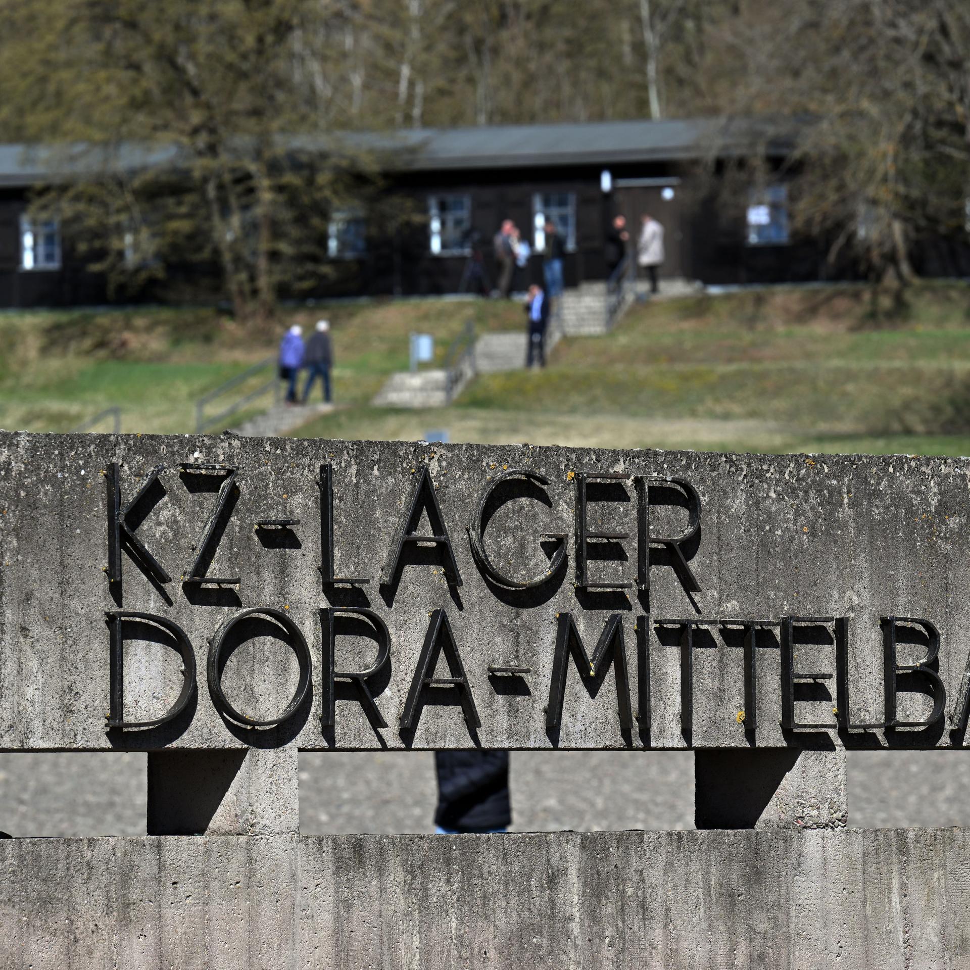 Blick auf die Gedenkstätte des ehemaligen Konzentrationslagers Mittelbau-Dora in der Nähe von Nordhausen. Im Hintergrund sind Besucher. 