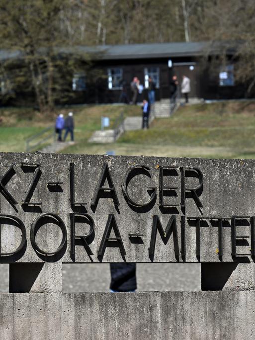Blick auf die Gedenkstätte des ehemaligen Konzentrationslagers Mittelbau-Dora in der Nähe von Nordhausen. Im Hintergrund sind Besucher. 