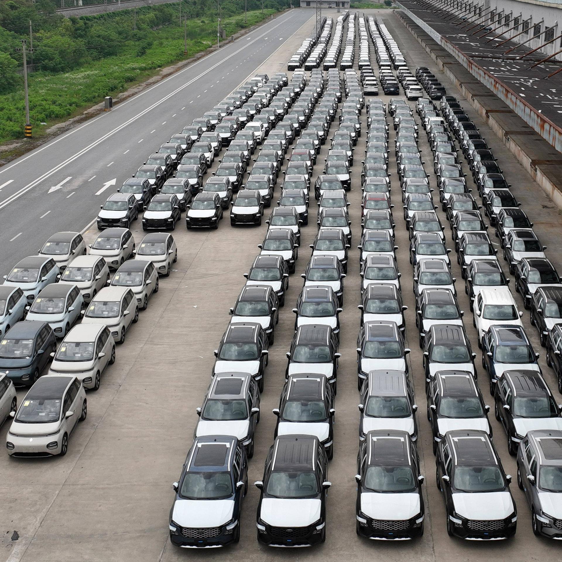 Hunderte neue E-Autos auf einem Fabrikgelände in China aufgereiht.