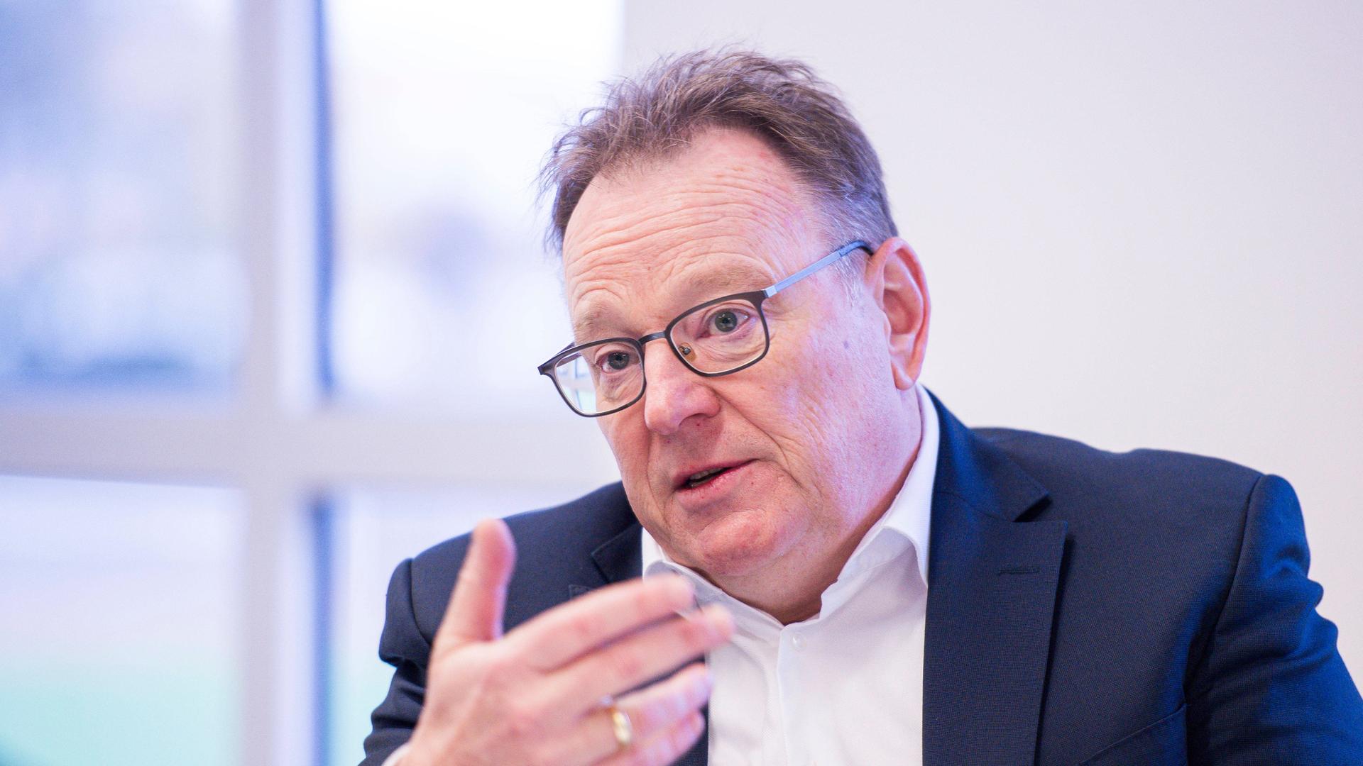 Torsten Burmester in einem Pressegespräch des DOSB im Ludwig-Jahn-Stadion in Herford.