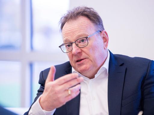 Torsten Burmester in einem Pressegespräch des DOSB im Ludwig-Jahn-Stadion in Herford.