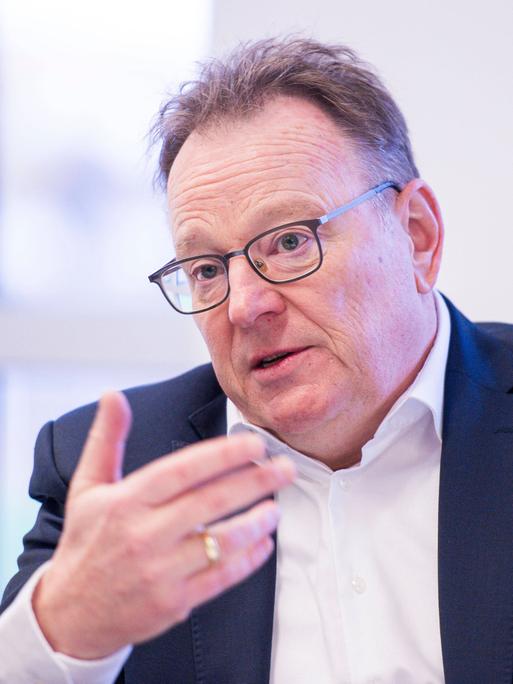 Torsten Burmester in einem Pressegespräch des DOSB im Ludwig-Jahn-Stadion in Herford.