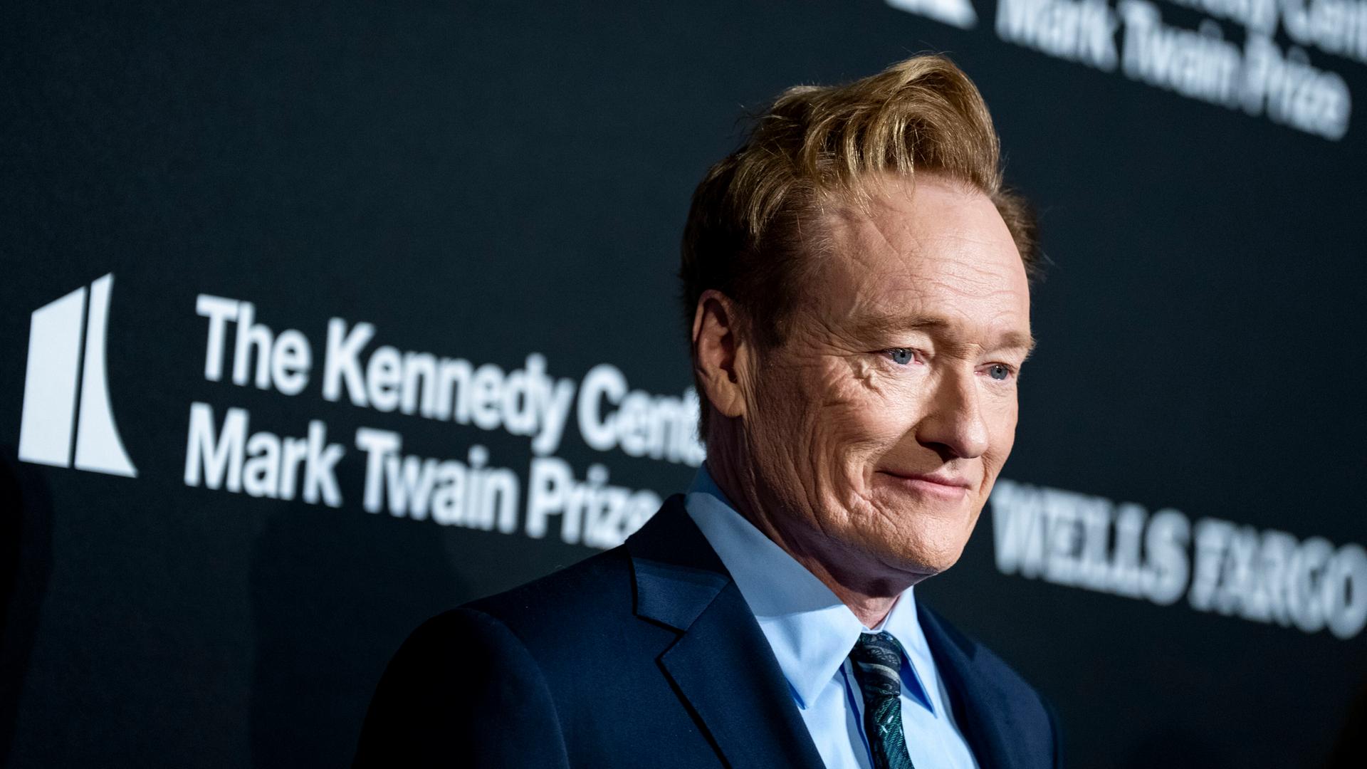 Conan O'Brien auf dem roten Teppich bei der Verleihung des 26. Mark Twain Preises im Kennedy Center in Washington Conan O'Brien auf dem roten Teppich bei der Verleihung des 26. Mark Twain Preises im Kennedy Center in Washington