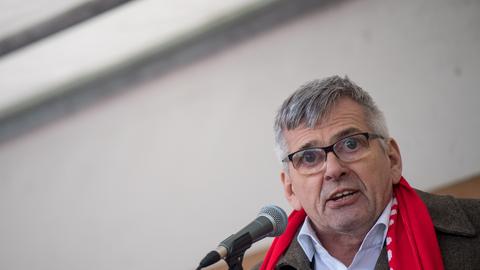 Jörg Hofmann, Vorsitzender der IG Metall, warnte im Dlf vor den Folgen der Erhöhung der Rüstungsausgaben für den sozialen Zusammenhalt in Deutschland