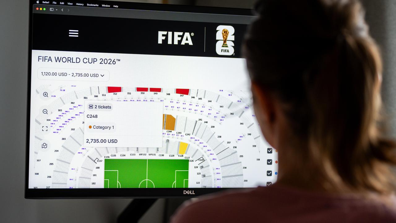 Auf einem Bildschirm wird eine Stadion-Grafik mit Ticketkategorien angezeigt.