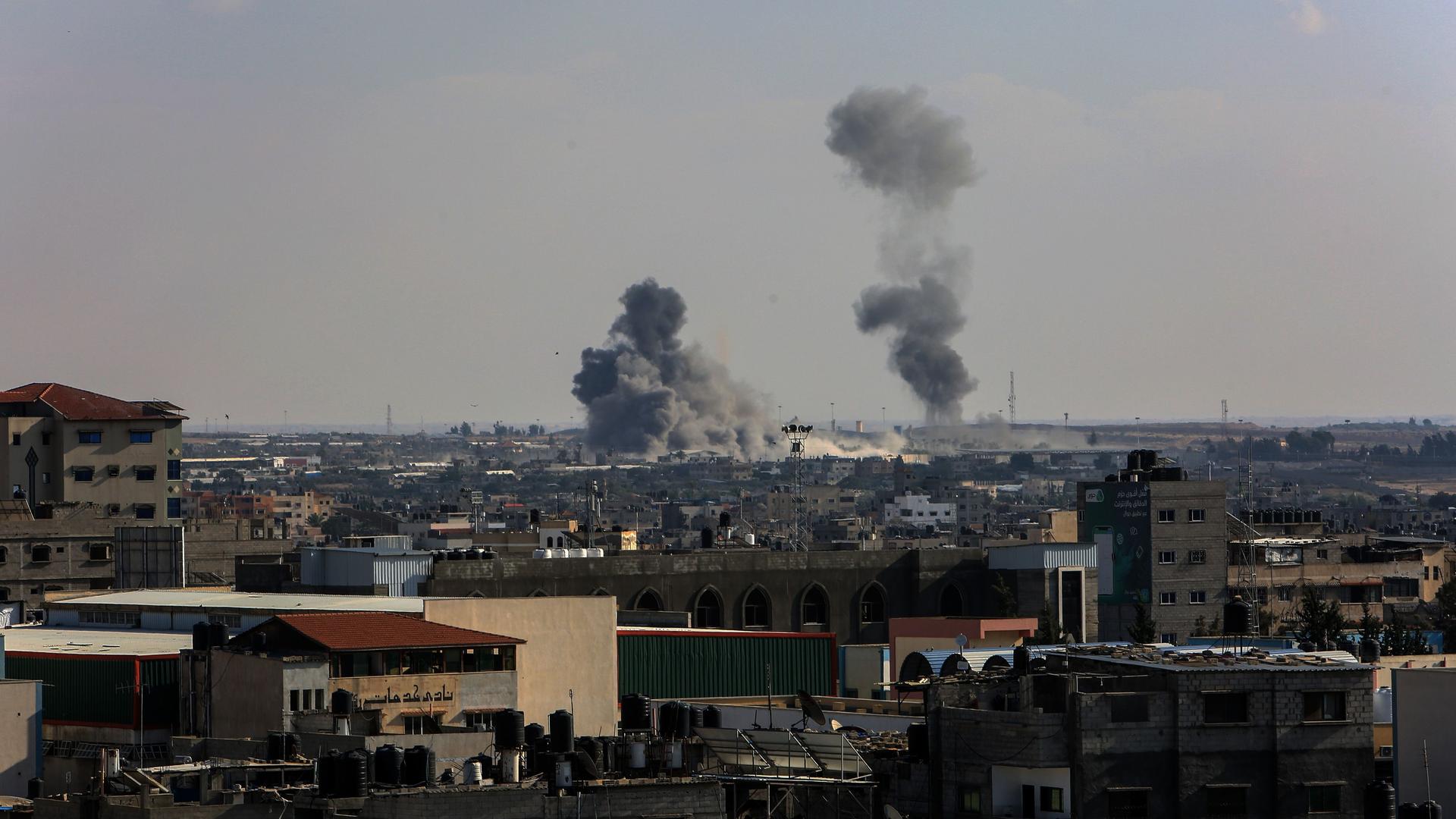 Palästinensische Gebiete, Rafah: Während eines israelischen Luftangriffs steigt Rauch am Rafah-Grenzübergang zwischen Gaza und Ägypten auf. Palästinensische Gebiete, Rafah: Während eines israelischen Luftangriffs steigt Rauch am Rafah-Grenzübergang zwischen Gaza und Ägypten auf.