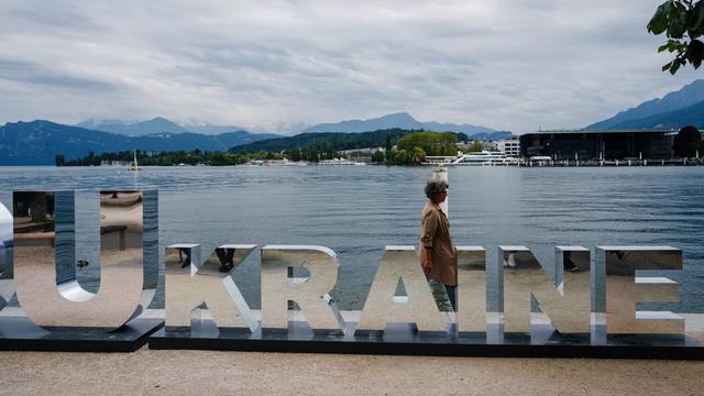 "Ukraine" in großen Buchstaben am Vierwaldstättersee vor der Friedenskonferenz für die Ukraine in der Schweiz