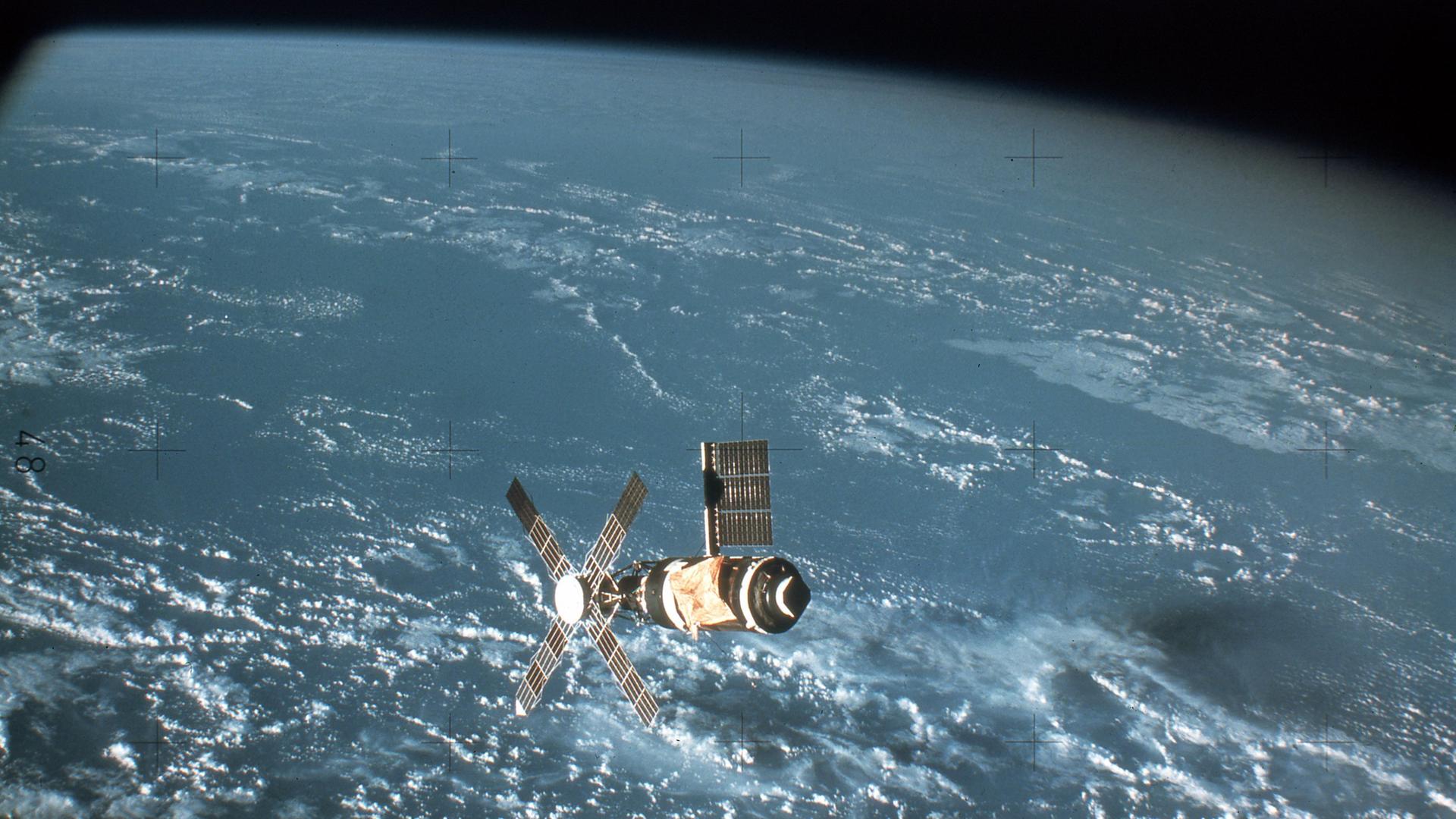 Die amerikanische Raumstation Skylab über die Erde schwebend. Das Foto wurde von der ersten Skylab-Besatzung aufgenommen, als diese zur Erde zurückkehrte. (undatierte Aufnahme)