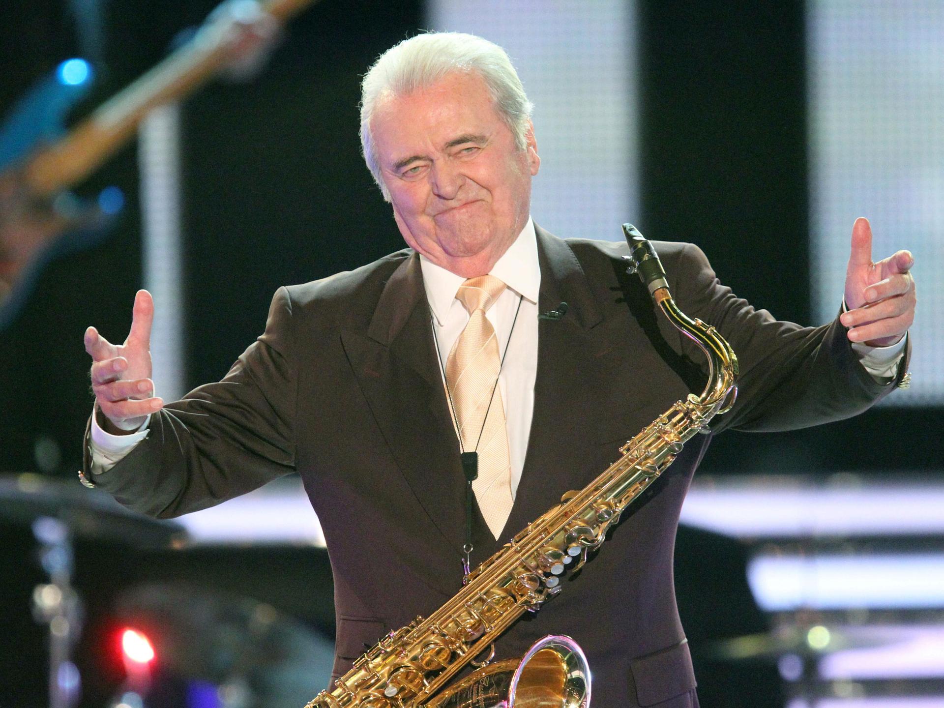 Der Musiker Max Greger steht 2011 an seinem 85. Geburtstag bei der ZDF-Livesendung «Willkommen bei Carmen Nebel» in der Kärnten Arena in Klagenfurt, Österreich, mit dem Saxofon auf der Bühne.