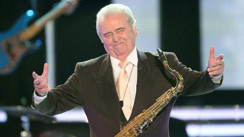 Der Musiker Max Greger steht 2011 an seinem 85. Geburtstag bei der ZDF-Livesendung «Willkommen bei Carmen Nebel» in der Kärnten Arena in Klagenfurt, Österreich, mit dem Saxofon auf der Bühne.