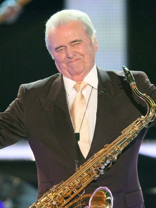 Der Musiker Max Greger steht 2011 an seinem 85. Geburtstag bei der ZDF-Livesendung «Willkommen bei Carmen Nebel» in der Kärnten Arena in Klagenfurt, Österreich, mit dem Saxofon auf der Bühne.