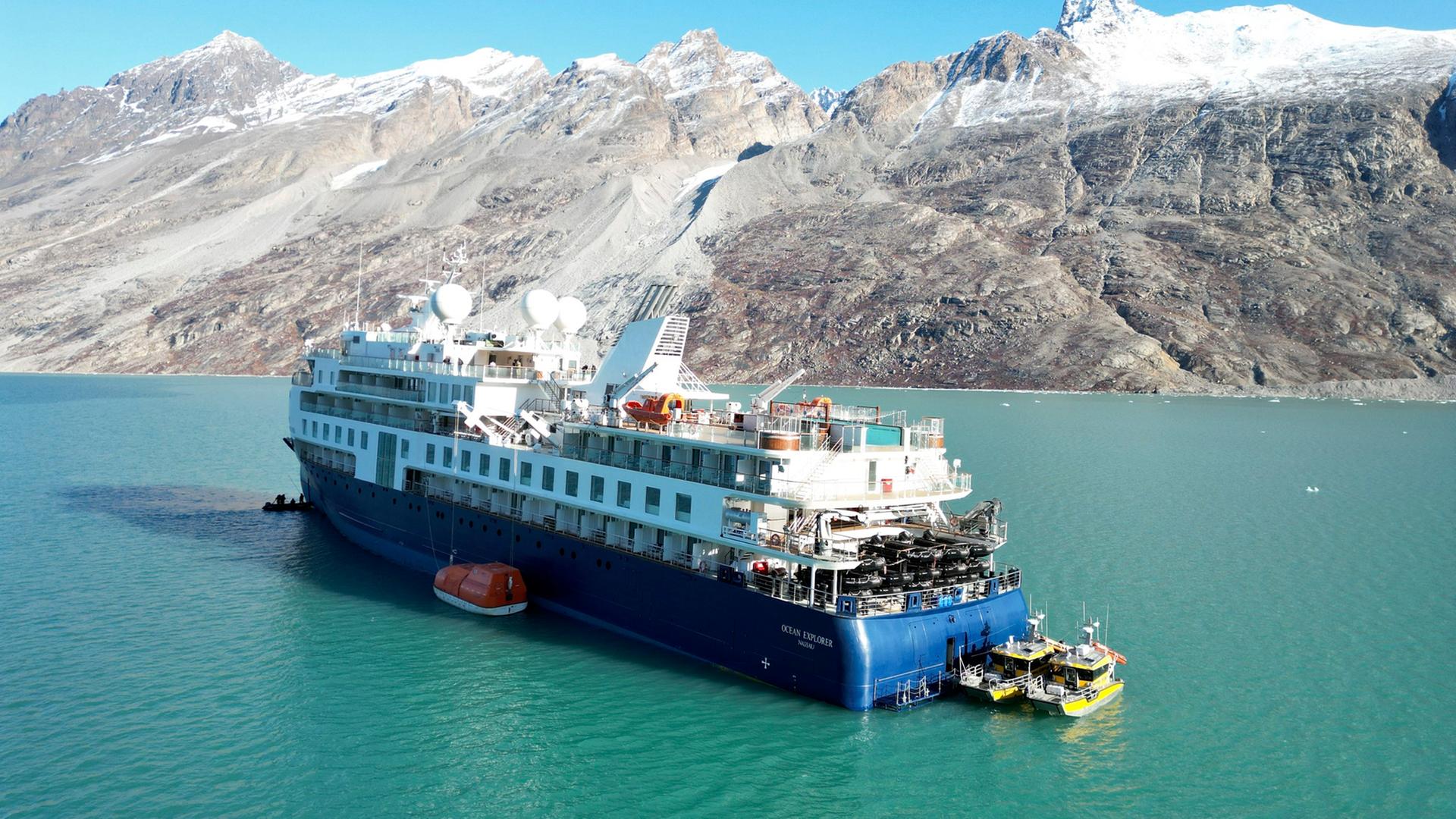 Dieses von Joint Arctic Command zur Verfügung gestellten Foto zeigt das Kreuzfahrtschiff "Ocean Explorer". Dieses von Joint Arctic Command zur Verfügung gestellten Foto zeigt das Kreuzfahrtschiff "Ocean Explorer".