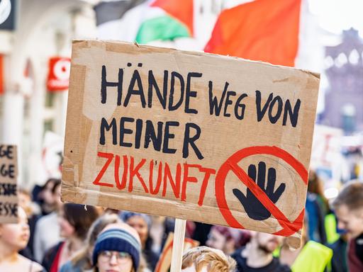 Rund 200 Schülerinnen und Schüler beteiligen sich an einem bundesweiten Schulstreik gegen Wehrdienst und mögliche Wiedereinführung der Wehrpflicht. 