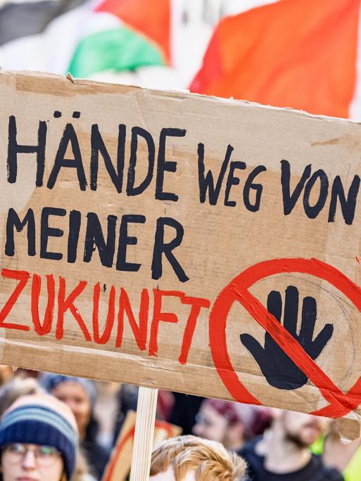 Rund 200 Schülerinnen und Schüler beteiligen sich an einem bundesweiten Schulstreik gegen Wehrdienst und mögliche Wiedereinführung der Wehrpflicht. 