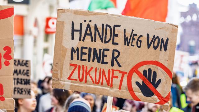 Rund 200 Schülerinnen und Schüler beteiligen sich an einem bundesweiten Schulstreik gegen Wehrdienst und mögliche Wiedereinführung der Wehrpflicht. 