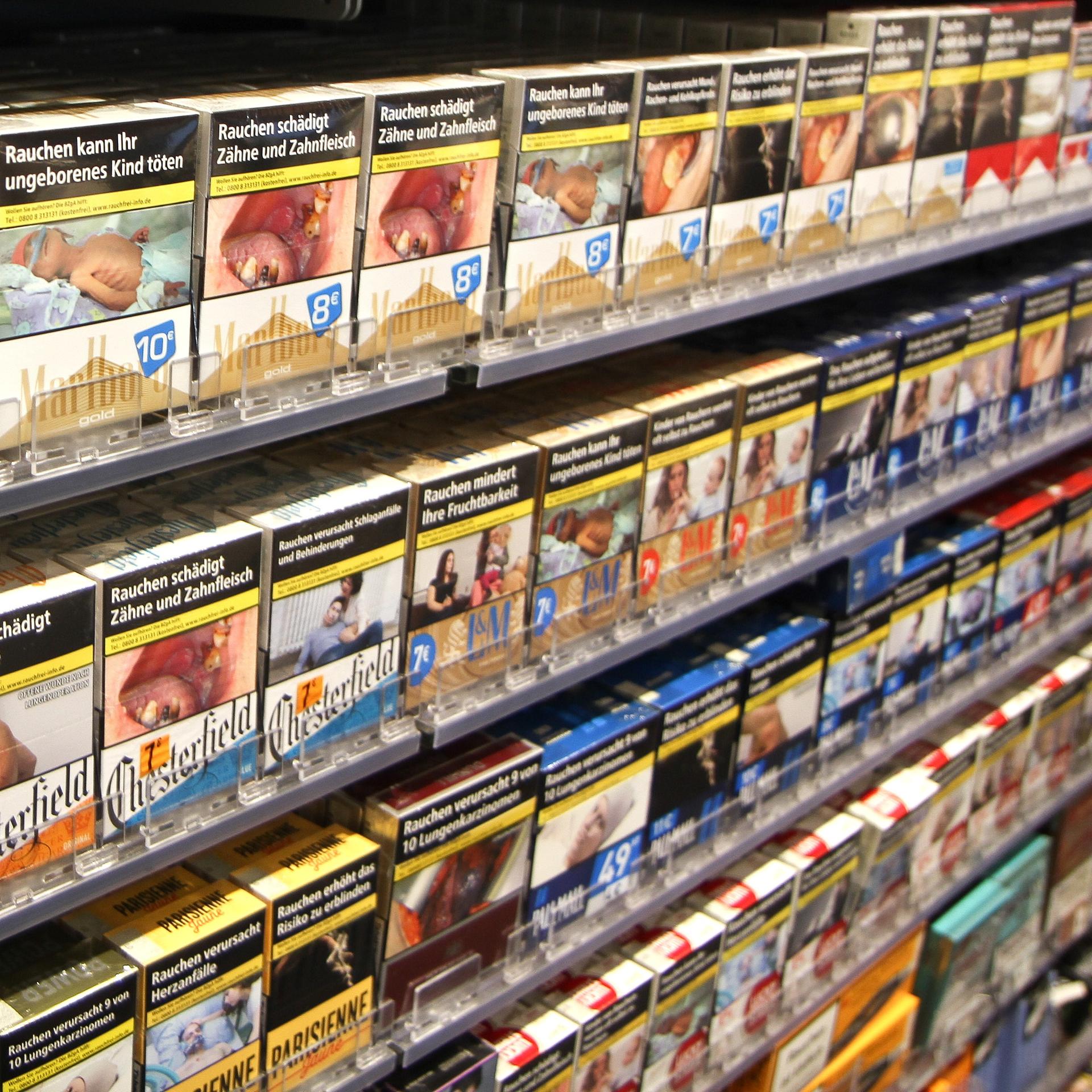 Viele verschiedene Sorten von Zigaretten, Zigarren, Filterzigaretten, in einem Discounter in der Zigarettenabteilung in einem Regal.