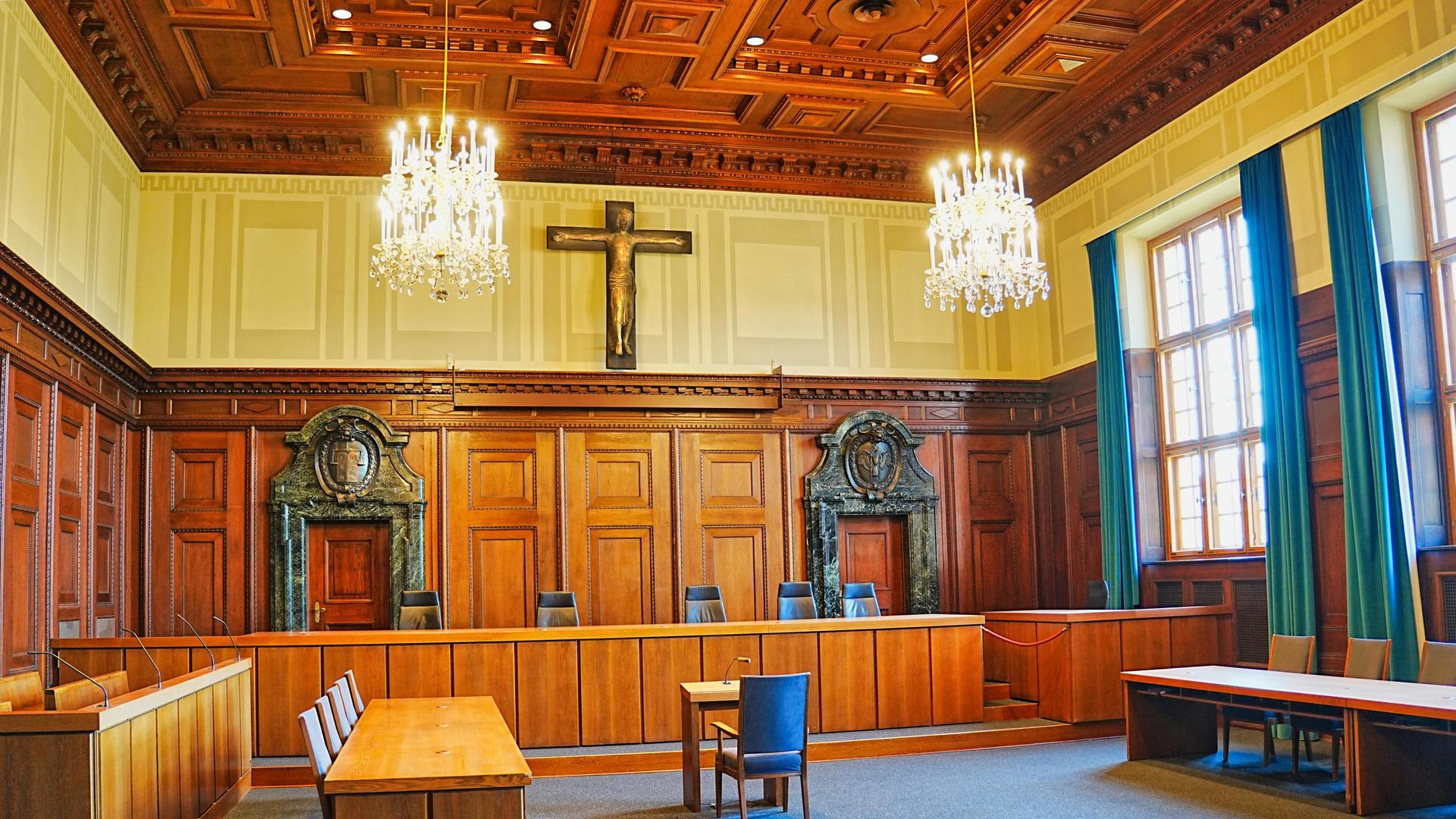 Der holzgetäfelte Verhandlungssaal 600 im Nürnberger Justizpalast, wo zwischen dem 20. November 1945 und dem 14. April 1949 die Nürnberger Prozesse gegen führende Repräsentanten des NS-Staates stattfanden. Der holzgetäfelte Verhandlungssaal 600 im Nürnberger Justizpalast, wo zwischen dem 20. November 1945 und dem 14. April 1949 die Nürnberger Prozesse gegen führende Repräsentanten des NS-Staates stattfanden.