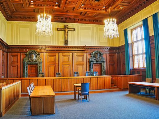 Der holzgetäfelte Verhandlungssaal 600 im Nürnberger Justizpalast, wo zwischen dem 20. November 1945 und dem 14. April 1949 die Nürnberger Prozesse gegen führende Repräsentanten des NS-Staates stattfanden.