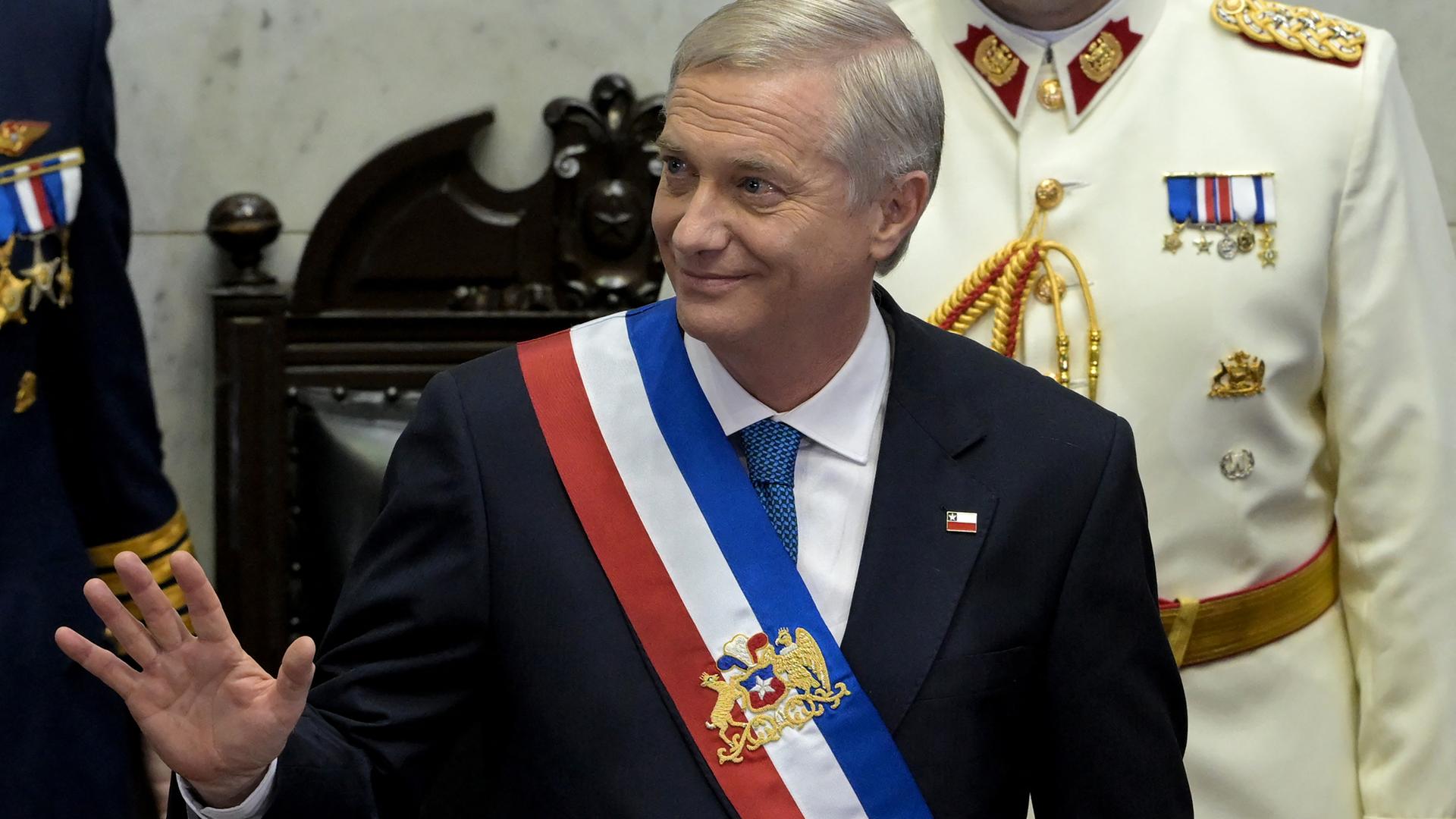 Chiles neuer Präsident José Antonio Kast, mit der Präsidentenschärpe, winkt am 11. März 2026 im Nationalkongress in Valparaíso.
