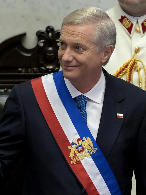 Chiles neuer Präsident José Antonio Kast, mit der Präsidentenschärpe, winkt am 11. März 2026 im Nationalkongress in Valparaíso. Chiles neuer Präsident José Antonio Kast, mit der Präsidentenschärpe, winkt am 11. März 2026 im Nationalkongress in Valparaíso.