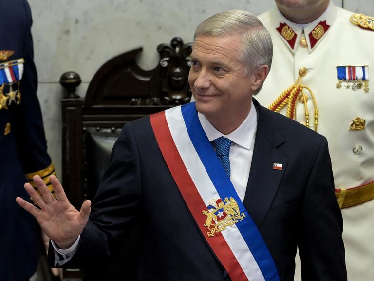 Chiles neuer Präsident José Antonio Kast, mit der Präsidentenschärpe, winkt am 11. März 2026 im Nationalkongress in Valparaíso. Chiles neuer Präsident José Antonio Kast, mit der Präsidentenschärpe, winkt am 11. März 2026 im Nationalkongress in Valparaíso.