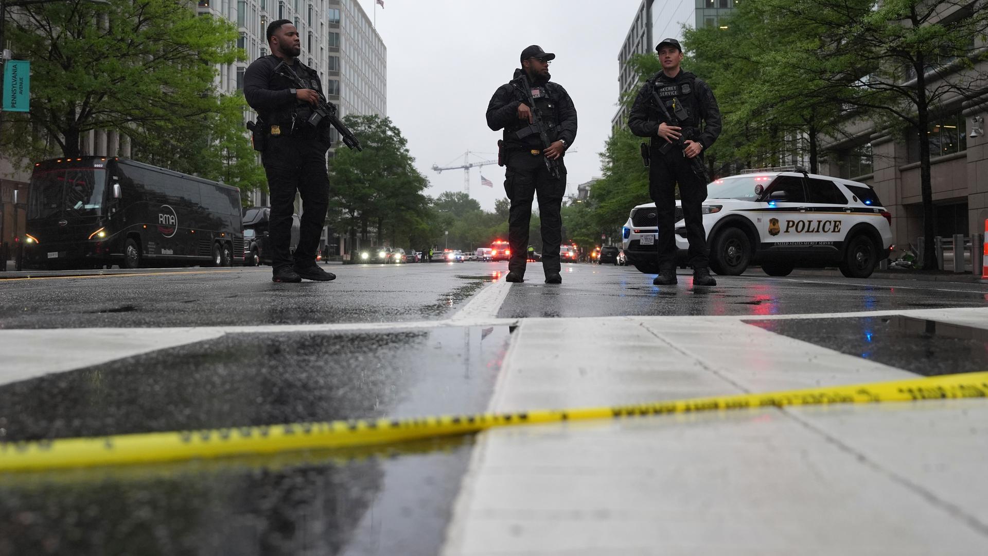 Das Foto zeigt Polizisten in Washington. Sie sperren die Straßen rund um das Weiße Haus ab. Das Foto zeigt Polizisten in Washington. Sie sperren die Straßen rund um das Weiße Haus ab.