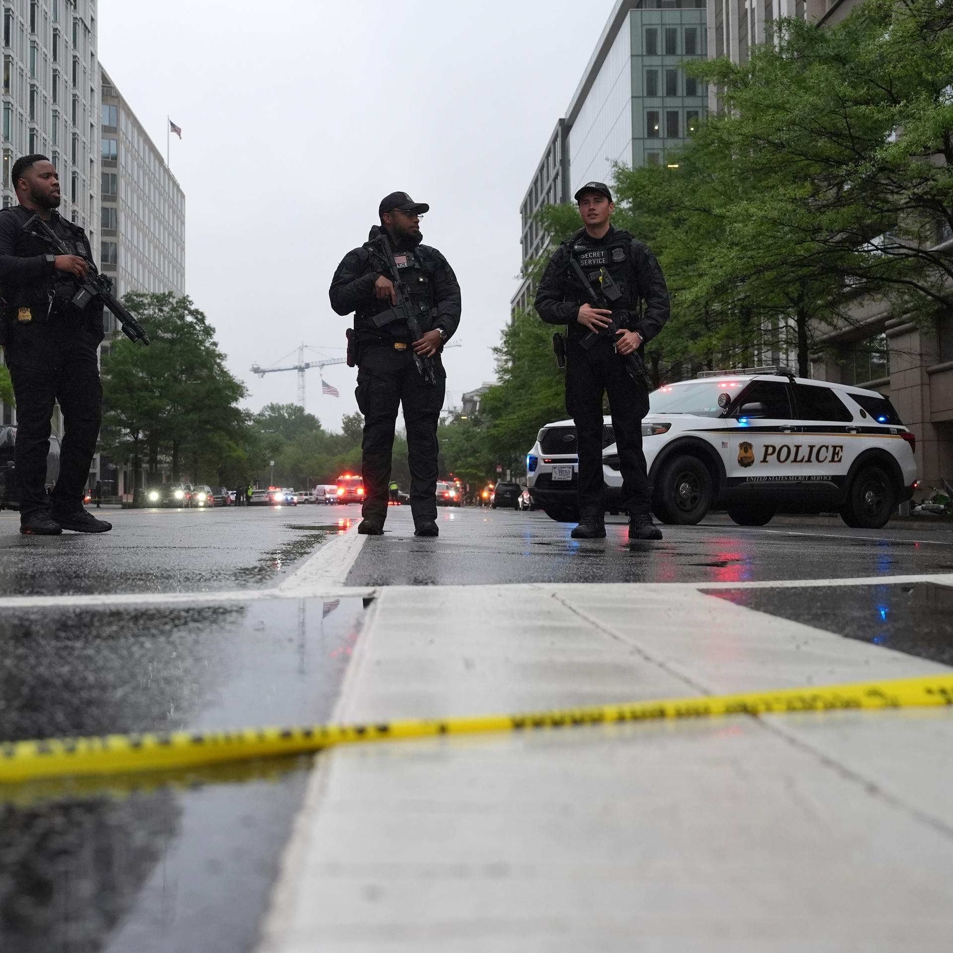 Das Foto zeigt Polizisten in Washington. Sie sperren die Straßen rund um das Weiße Haus ab.