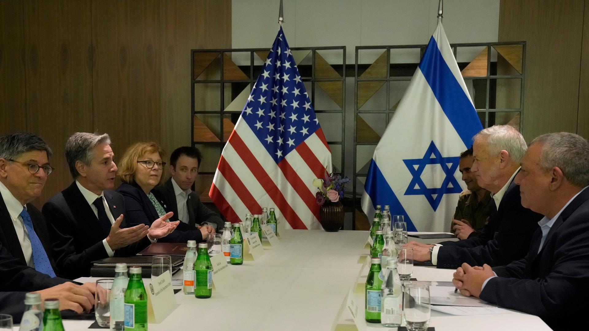 Israel, Jerusalem: Antony Blinken (2.v.l), Außenminister der USA, trifft sich mit Gadi Eisenkot (r), ehemaliger Chef der Israelischen Verteidigungsstreitkräfte (IDF), und Benny Gantz, ehemaligen Verteidigungsminister von Israel.