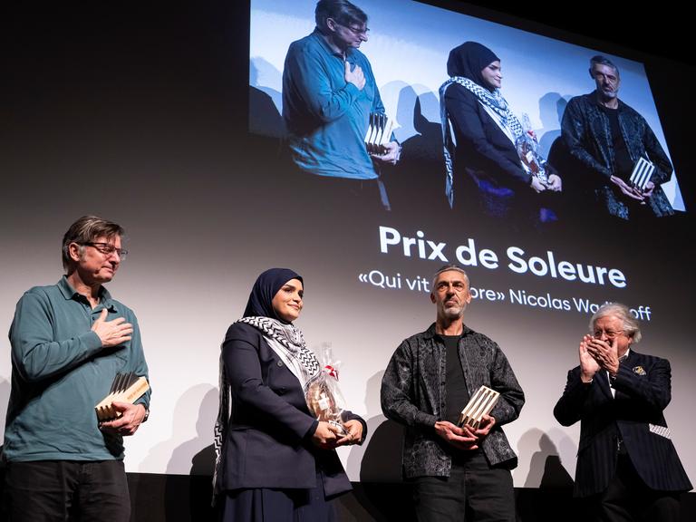 Der Regisseur Nicolas Wadimoff, Gewinner des "Prix de Soleure" mit "Qui vit encore", 2. rechts, der Produzent Philippe Coeytaux, links, die Protagonistin Haneen Harara, 2. links, waehrend der Preisverleihung der 61. Solothurner Filmtage.