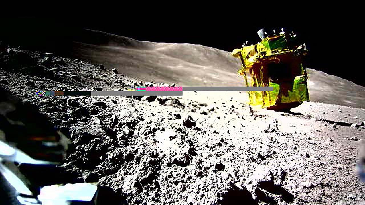 Die in Gelb-metallic schimmernde Weltraumsonde ist auf dem steinigen Mondboden zu sehen. Hinter dem Mondhorizont erscheint der Weltraum schwarz.