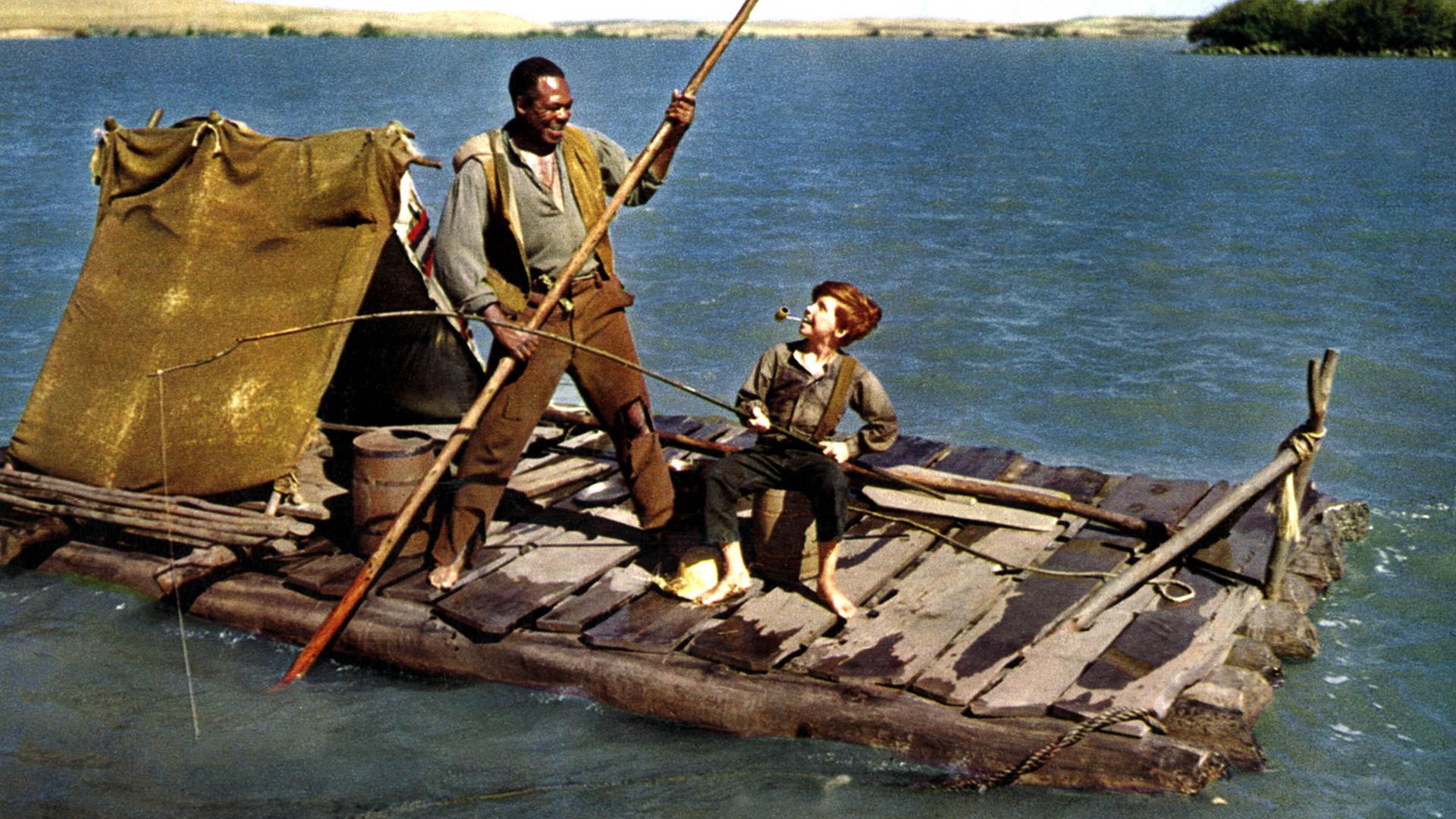In der Verfilmung von "Die Abenteuer des Huckleberry Finn" steht der entflohene Sklave mit einem Stechpaddel auf einem Floß im Mississippi. Neben ihm der Junge Huckleberry Finn mit einer Pfeife im Mund und einer Angelrute in der Hand.