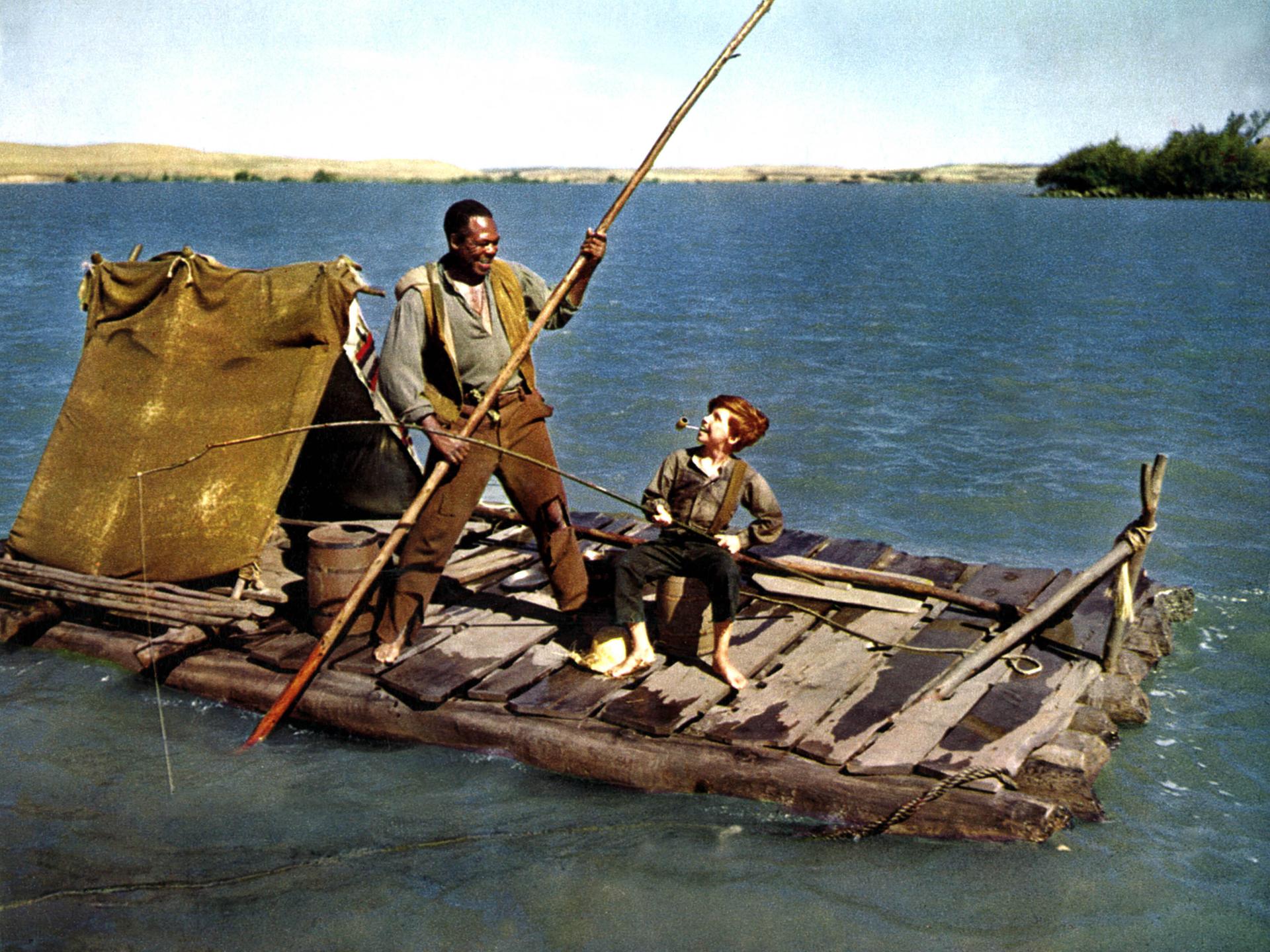 In der Verfilmung von "Die Abenteuer des Huckleberry Finn" steht der entflohene Sklave mit einem Stechpaddel auf einem Floß im Mississippi. Neben ihm der Junge Huckleberry Finn mit einer Pfeife im Mund und einer Angelrute in der Hand.