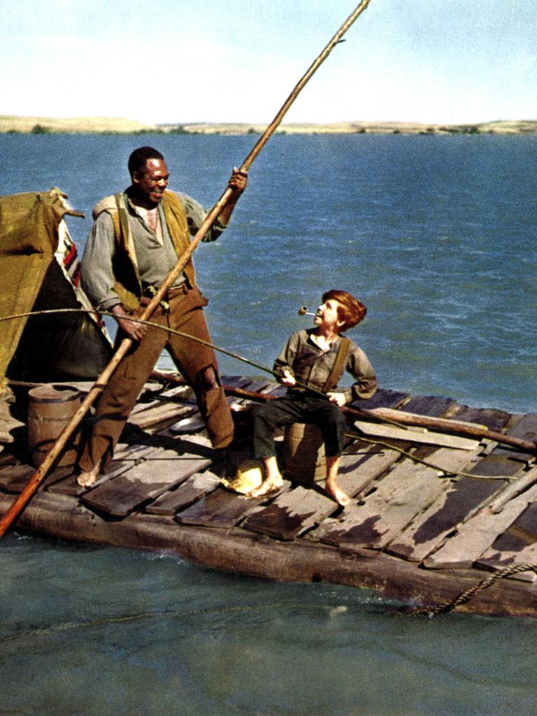 In der Verfilmung von "Die Abenteuer des Huckleberry Finn" steht der entflohene Sklave mit einem Stechpaddel auf einem Floß im Mississippi. Neben ihm der Junge Huckleberry Finn mit einer Pfeife im Mund und einer Angelrute in der Hand.