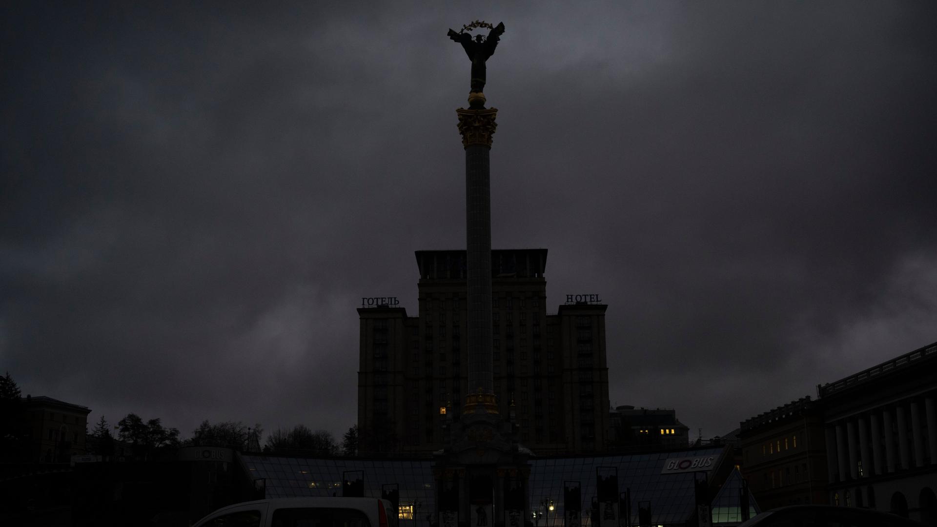 Der Platz der Unabhängigkeit in Kiew im Dämmerlicht Der Platz der Unabhängigkeit in Kiew im Dämmerlicht