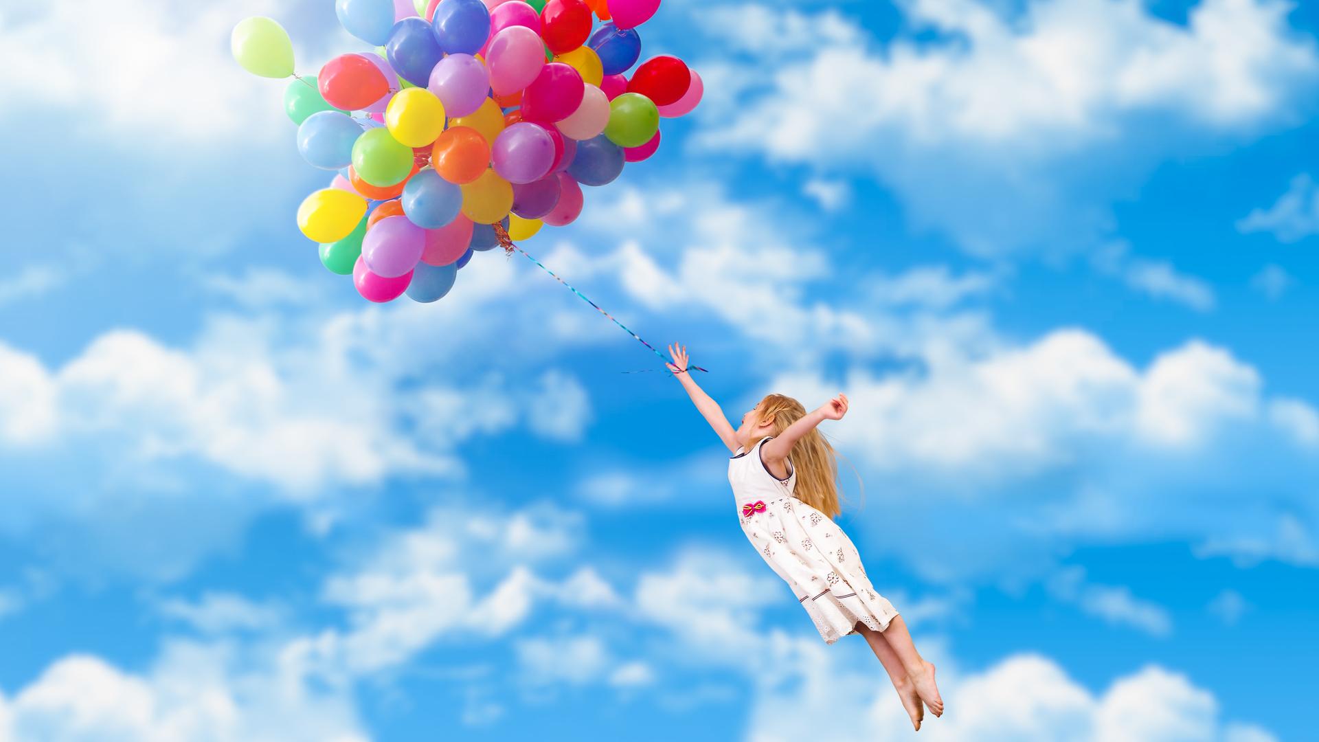 Ein Kind fliegt durch die Lüfte - getragen von einem riesigen Bündel an bunten Ballons Ein Kind fliegt durch die Lüfte - getragen von einem riesigen Bündel an bunten Ballons