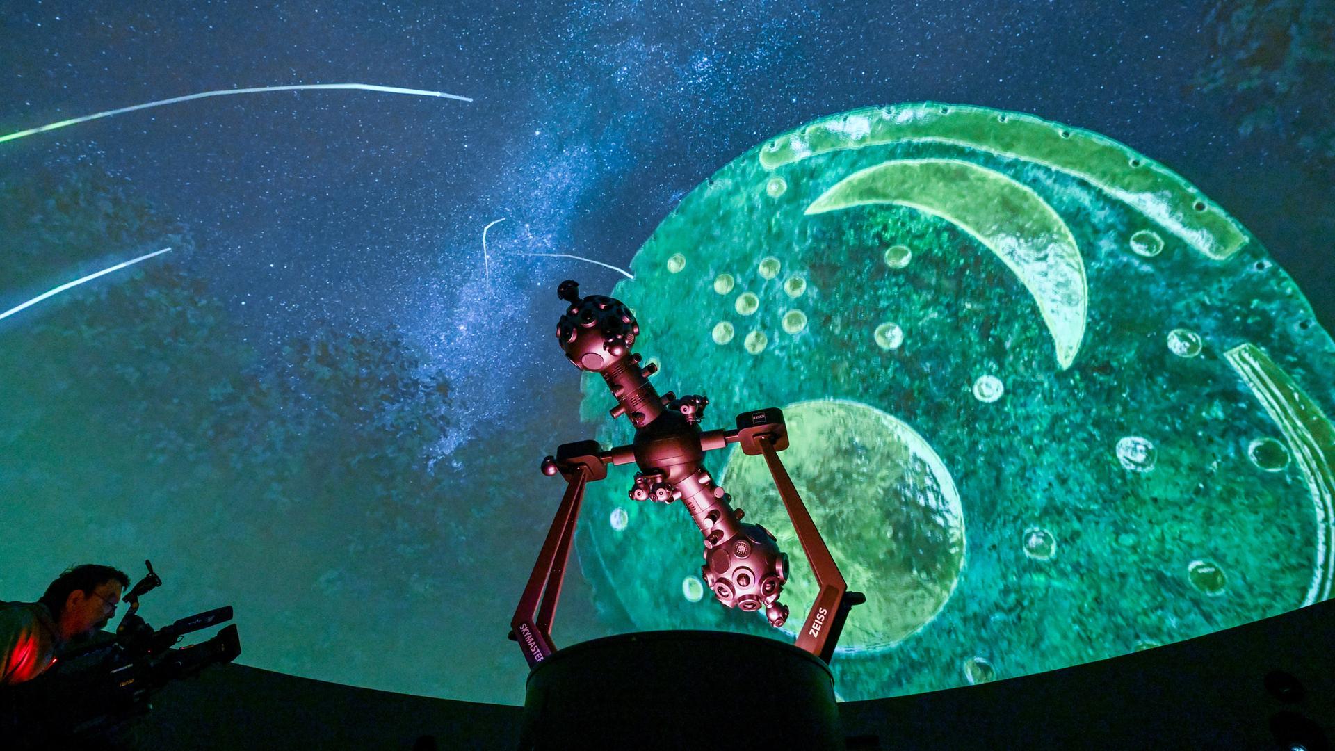 Eine Projektion der Himmelsscheibe von Nebra ist im Sternensaal des Planetariums in Halle hinter dem Projektor zu sehen. Herzstück ist der Sternensaal mit zwölf Metern Durchmesser, acht Metern Höhe und Platz für 110 Personen. 