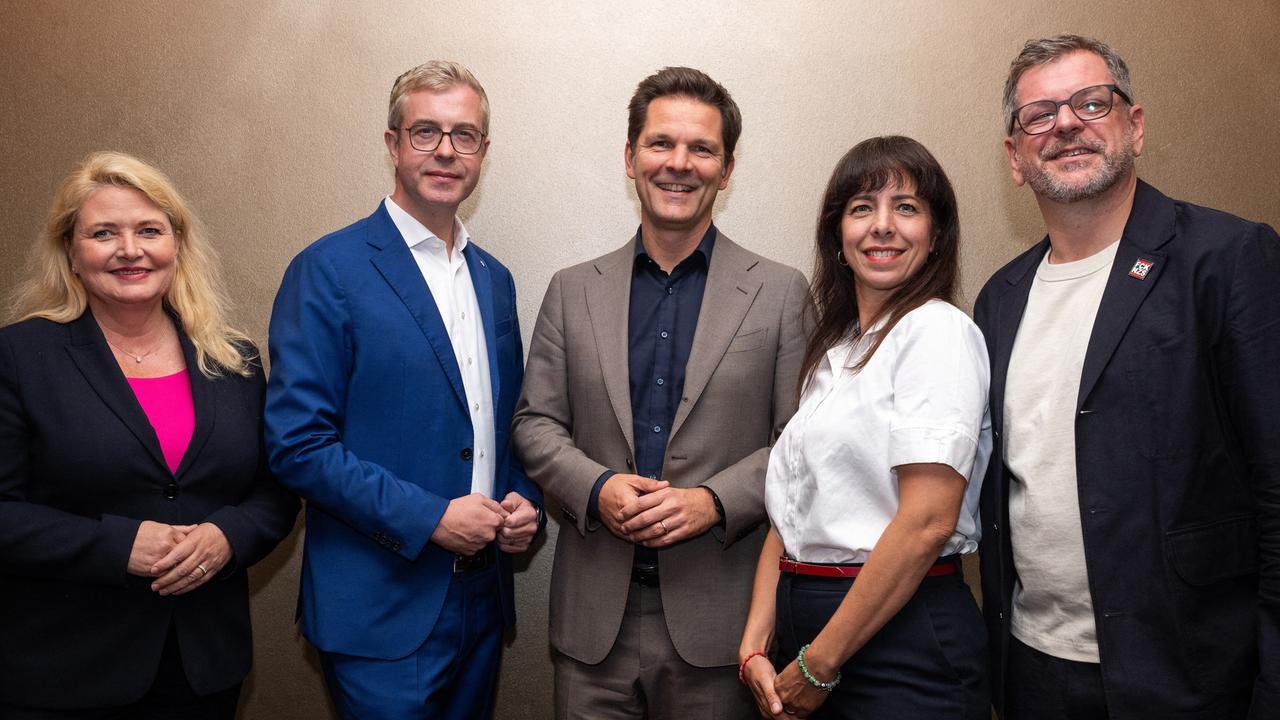 Kristin Brinker (AfD), Stefan Evers (CDU), Steffen Krach (SPD), Elif Eralp (Linke) und Werner Graf (Grüne) stehen vor einer Diskussionsrunde der «Berliner Morgenpost» zur Wahl zum 20. Abgeordnetenhaus von Berlin zusammen.