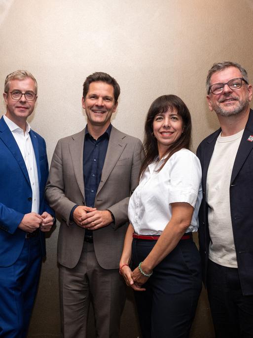 Kristin Brinker (AfD), Stefan Evers (CDU), Steffen Krach (SPD), Elif Eralp (Linke) und Werner Graf (Grüne) stehen vor einer Diskussionsrunde der «Berliner Morgenpost» zur Wahl zum 20. Abgeordnetenhaus von Berlin zusammen.