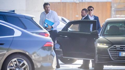 Finanzminister Lars Klingbeil steigt aus einem Auto vor dem Kanzleramt aus.