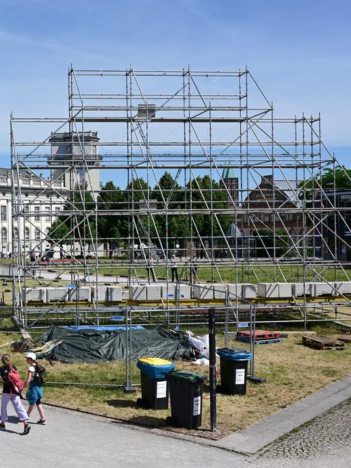 Am Tag nach dem Abhängen des Großbanners People's Justice des indonesischen Künstlerkollektivs Taring Padi bleiben auf dem Friedrichsplatz das leere Gerüst sowie die Ständer für die ebenfalls entfernten Pappfiguren zurück. 