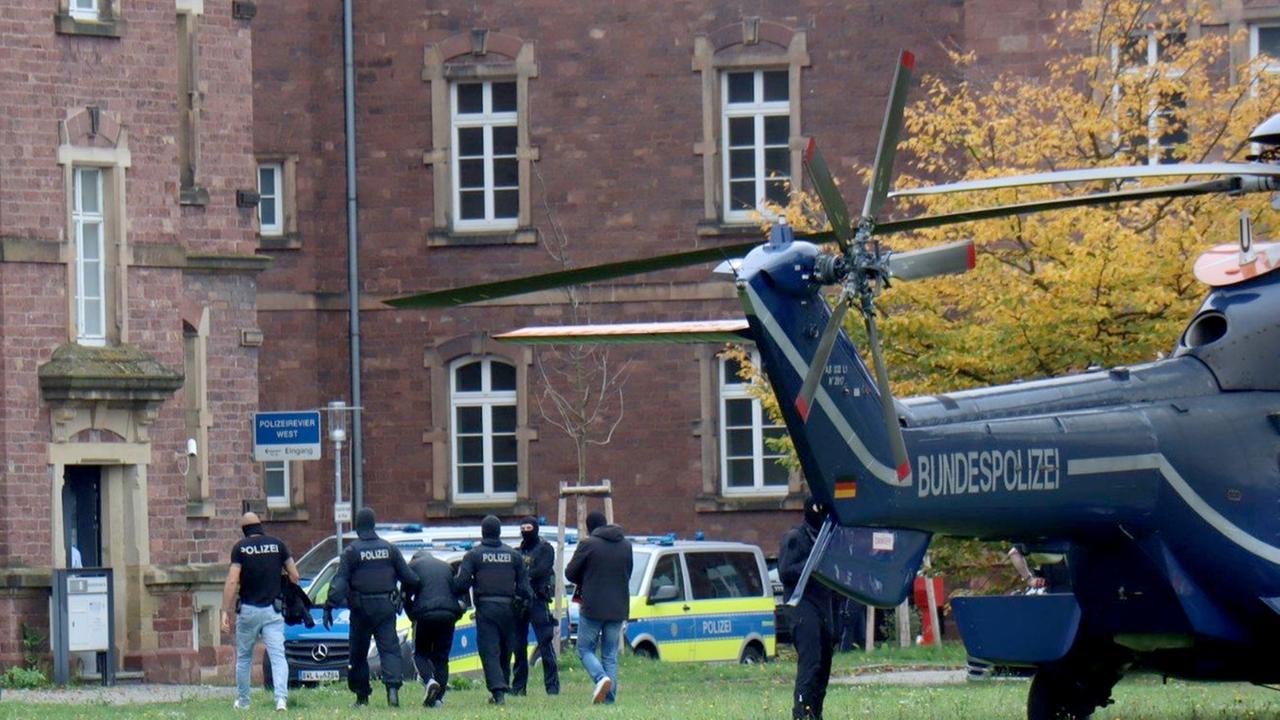 Polizisten bringen den in Bernau bei Berlin festgenommenen mutmaßlichen IS-Unterstützer, der einen Anschlag mit Schusswaffen auf die israelische Botschaft in Berlin geplant haben soll, zur Haftvorführung am BGH in Karlsruhe. 