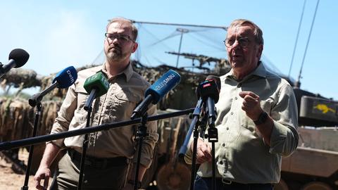 Robertas Kaunas (l) , Verteidigungsminister von Litauen, und Boris Pistorius (SPD), Bundesminister der Verteidigung, geben bei der ersten Übung der stationierten Panzerbrigade 45 der Bundeswehr eine Pressekonferenz. 
