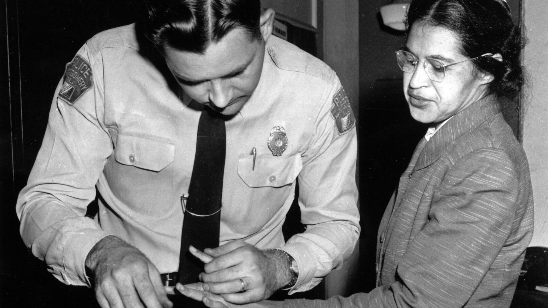 Rosa Parks werden die Fingerabdrücke genommen Rosa Parks werden die Fingerabdrücke genommen
