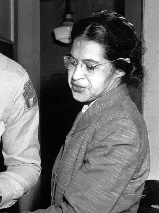 Rosa Parks werden die Fingerabdrücke genommen