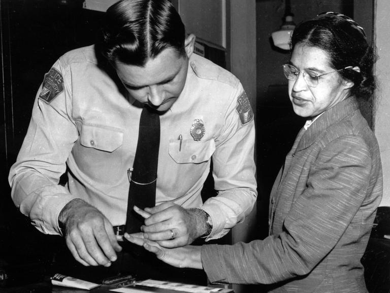 Rosa Parks werden die Fingerabdrücke genommen