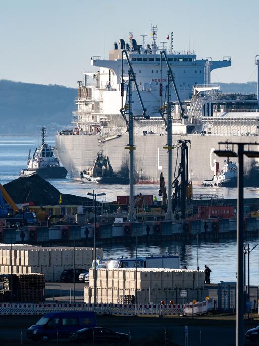 Ein fast 300 Meter langes Schiff läuft begleitet von Schleppern als schwimmendes Energie-Terminal "Deutsche Ostsee" in den Hafen Mukran auf Rügen ein.