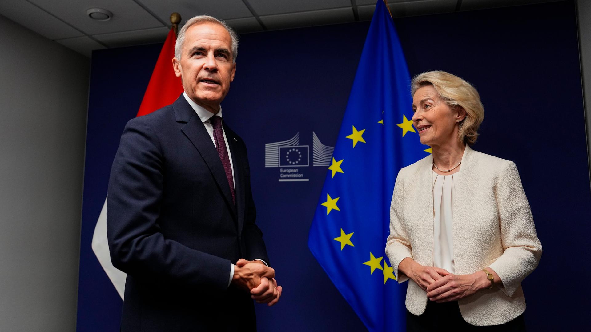 EU-Kommissionspräsidentin Ursula von der Leyen (r.) begrüßt den kanadischen Premierminister Mark Carney im Europäischen Parlament in Straßburg