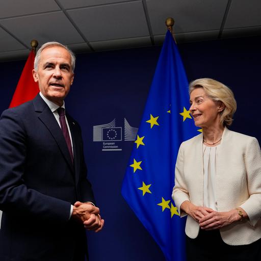 EU-Kommissionspräsidentin Ursula von der Leyen (r.) begrüßt den kanadischen Premierminister Mark Carney im Europäischen Parlament in Straßburg